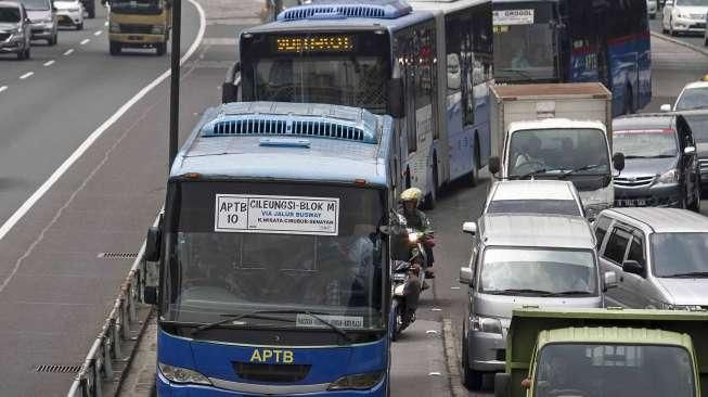 Angkutan Perbatasan Terintegrasi Bus Transjakarta (APTB) saat melintas di jalur busway di kawasan Gatot Soebroto, Jakarta, Senin (23/5). [suara.com/Kurniawan Mas'ud]