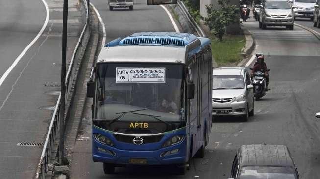 Angkutan Perbatasan Terintegrasi Bus Transjakarta (APTB) saat melintas di jalur busway di kawasan Gatot Soebroto, Jakarta, Senin (23/5). [suara.com/Kurniawan Mas'ud]