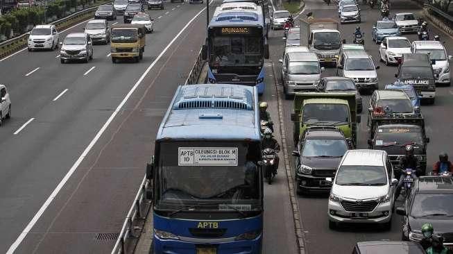 Angkutan Perbatasan Terintegrasi Bus Transjakarta (APTB) saat melintas di jalur busway di kawasan Gatot Soebroto, Jakarta, Senin (23/5). [suara.com/Kurniawan Mas'ud]