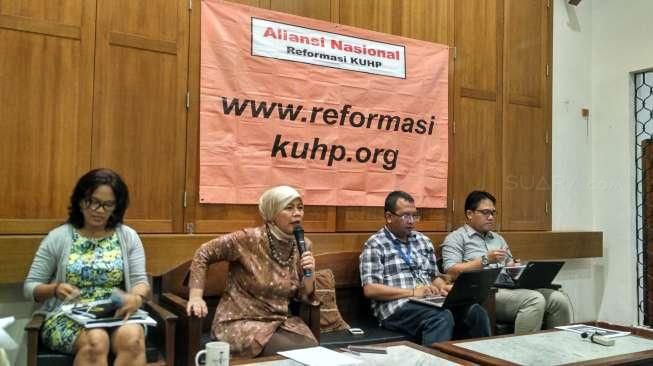 Komisioner Komisi Nasional Hak Asasi Manusia Roichatul Aswidah, Irine Hiraswari Gayatri dari Lembaga Ilmu Pengetahuan Indonesia, Anggara dari ICJR, dan Wahyudi Djafar dari ELSAM [suara.com/Ummi Hadyah Saleh]