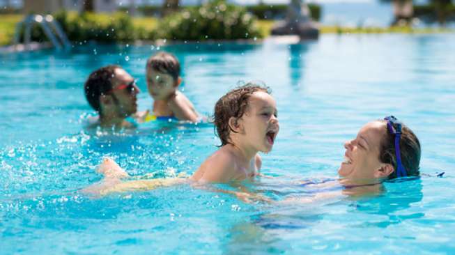 Badan Gerah Jangan Langsung Berenang, Risikonya Bisa Alami Hipotermia!