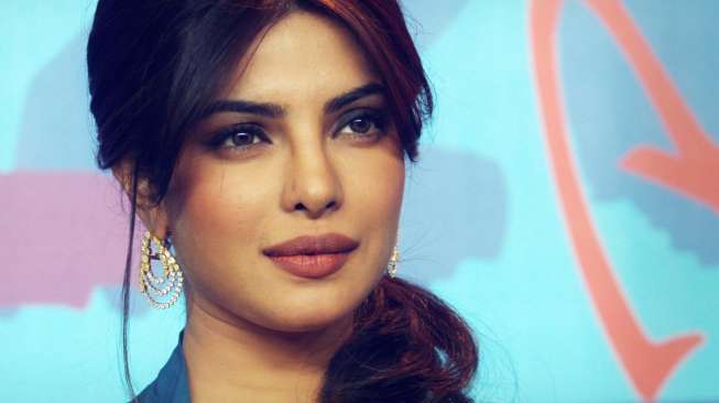 5 Tips Membuat Riasan Mata Berkilau ala Priyanka Chopra