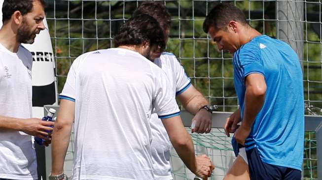 Bintang Real Madrid Cristiano Ronaldo (kanan) mendapatkan perawatan saay sesi latihan. Reuters/Andrea Comas