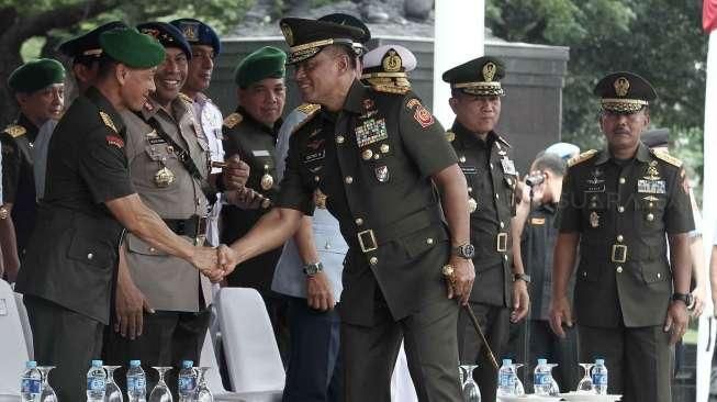 Panglima TNI Jenderal Gatot Nurmantyo memimpin sertijab jabatan Danpaspampres dari Mayjen Andika Perkasa yang digantikan Brigjen TNI Bambang Suswanto di Jakarta, (25/5). [Suara.com/Oke Atmaja]