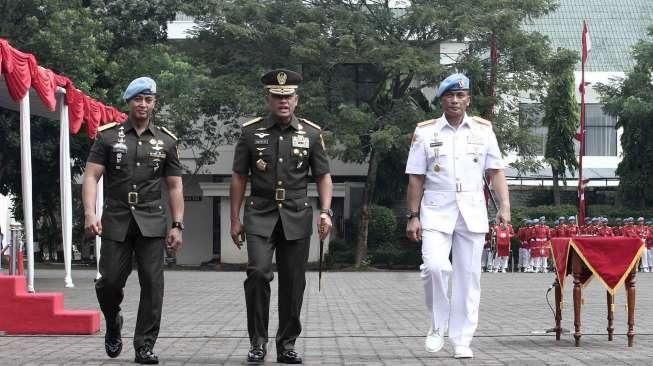 Panglima TNI Jenderal Gatot Nurmantyo memimpin sertijab jabatan Danpaspampres dari Mayjen Andika Perkasa yang digantikan Brigjen TNI Bambang Suswanto di Jakarta, (25/5). [Suara.com/Oke Atmaja]