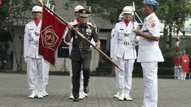 Panglima TNI Jenderal Gatot Nurmantyo memimpin sertijab jabatan Danpaspampres dari Mayjen Andika Perkasa yang digantikan Brigjen TNI Bambang Suswanto di Jakarta, (25/5). [Suara.com/Oke Atmaja]