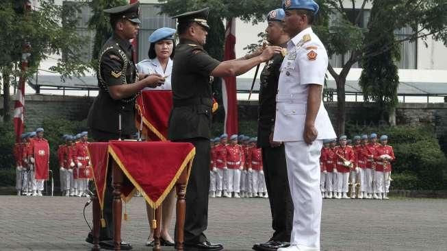 Panglima TNI Jenderal Gatot Nurmantyo memimpin sertijab jabatan Danpaspampres dari Mayjen Andika Perkasa yang digantikan Brigjen TNI Bambang Suswanto di Jakarta, (25/5). [Suara.com/Oke Atmaja]