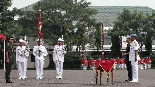 Panglima TNI Jenderal Gatot Nurmantyo memimpin sertijab jabatan Danpaspampres dari Mayjen Andika Perkasa yang digantikan Brigjen TNI Bambang Suswanto di Jakarta, (25/5). [Suara.com/Oke Atmaja]