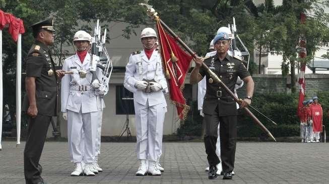 Panglima TNI Jenderal Gatot Nurmantyo memimpin sertijab jabatan Danpaspampres dari Mayjen Andika Perkasa yang digantikan Brigjen TNI Bambang Suswanto di Jakarta, (25/5). [Suara.com/Oke Atmaja]