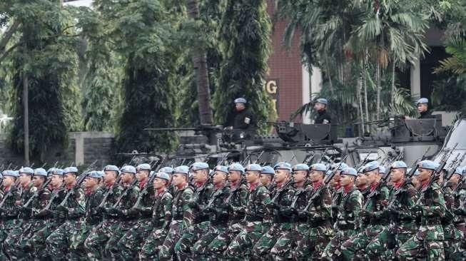 Panglima TNI Jenderal Gatot Nurmantyo memimpin sertijab jabatan Danpaspampres dari Mayjen Andika Perkasa yang digantikan Brigjen TNI Bambang Suswanto di Jakarta, (25/5). [Suara.com/Oke Atmaja]