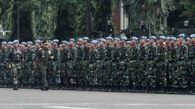 Panglima TNI Jenderal Gatot Nurmantyo memimpin sertijab jabatan Danpaspampres dari Mayjen Andika Perkasa yang digantikan Brigjen TNI Bambang Suswanto di Jakarta, (25/5). [Suara.com/Oke Atmaja]