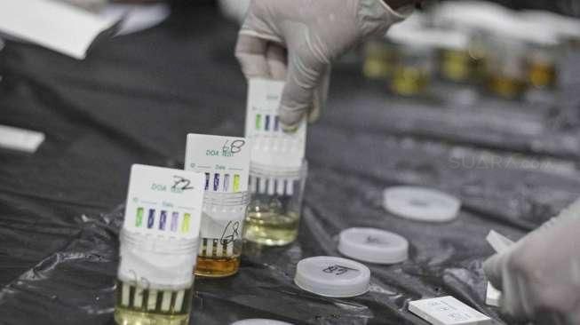 Petugas Kepolisian Polda Metro Jaya bekerjasama dengan Badan Narkotika Nasional Propinsi Jakarta menggelar operasi tes urine terhadap supir dan awak bus di Kantor Pusat PT Transjakarta, Jakarta, Rabu (25/5).
