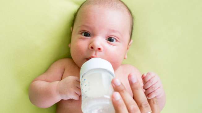 Ilustrasi seorang bayi minum susu formula. [Shutterstock]