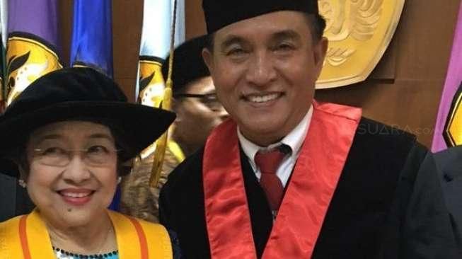 Yusril Pasang Foto Berduaan dengan Megawati Sambil Senyum