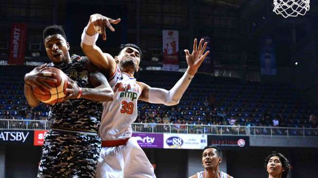 Pelita Jaya EMP menang atas CLS Knights Surabaya dengan skor 77-70.