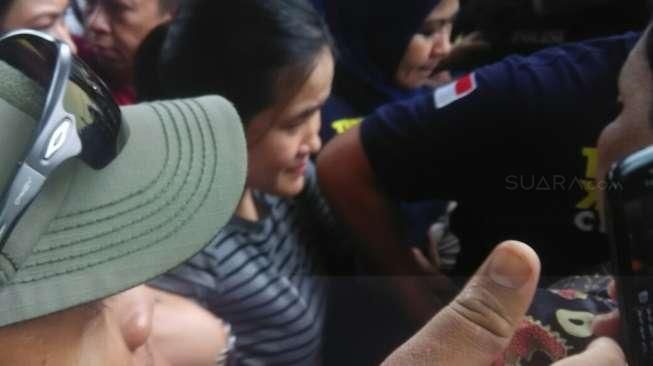 Polisi Bersenjata Api Kawal Jessica ke Rutan Wanita Pondok Bambu