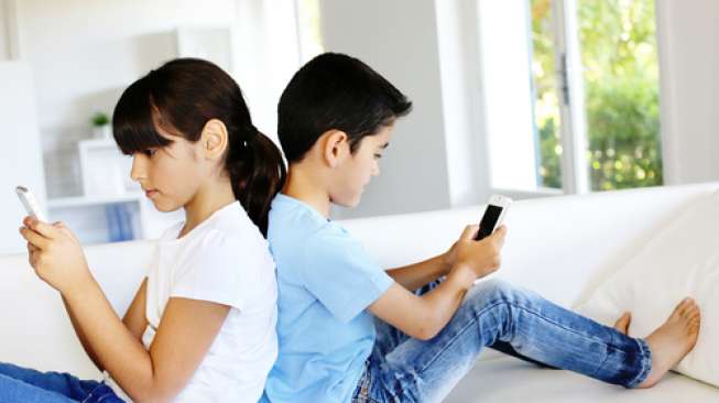 Penggunaan Ponsel Secara Berlebihan Memengaruhi Otak dan Psikologis Anak
