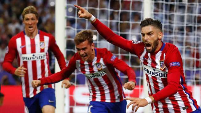 Pemain Atletico rayakan gol Yannick Carrasco [Reuters/Kai Pfanffenbach]