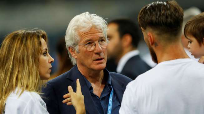 Aktor Richard Gere berbicara dengan kapten Real Madrid Sergio Ramos usai memenangi Liga Champions. Reuters / Stefan Wermuth.