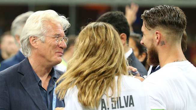 Aktor Richard Gere bersama kekasihnya, Alejandra Silva berbicara dengan kapten Real Madrid, Sergio Ramos. Reuters / Stefano Rellandini Livepic