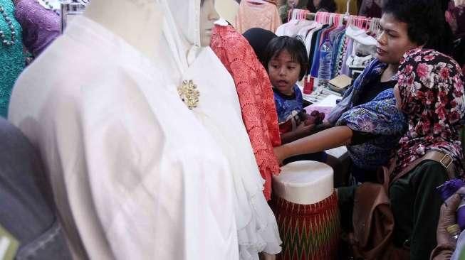 Suasana di Pasar Tanah Abang, Jakarta, Minggu (29/5/2016), beberapa hari menjelang bulan suci Ramadan. [Suara.com/Oke Atmaja]