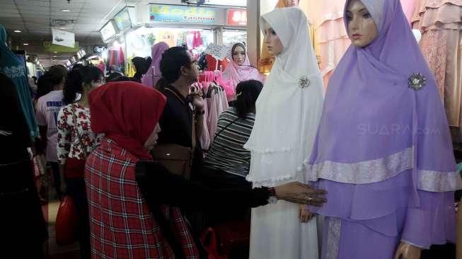 Suasana di Pasar Tanah Abang, Jakarta, Minggu (29/5/2016), beberapa hari menjelang bulan suci Ramadan. [Suara.com/Oke Atmaja]