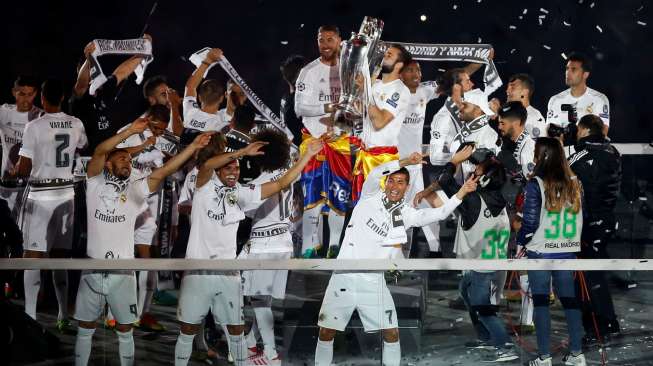 Para pemain Real Madrid mengangkat trofi Liga Champions saat acara perayaan kemenangan di Santiago Bernabeu. Reuters/Susana Vera