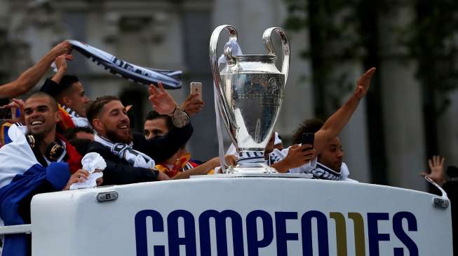 Para pemain Real Madrid menyapa fansnya saat pawai trofi Liga Champions ke Cibeles square. Reuters /Susana Vera