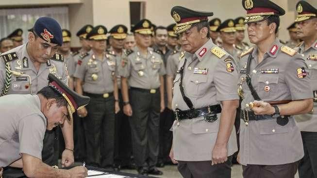 Kapolri Jenderal Badrodin Haiti melantik Irjen Ari Dono Sukmanto sebagai Kabareskrim menggantikan Komjen Anang Iskandar, serta sejumlah pejabat tinggi Polri lainnya, di Jakarta, Selasa (31/5). [Suara.com/Kurniawan Mas'ud]