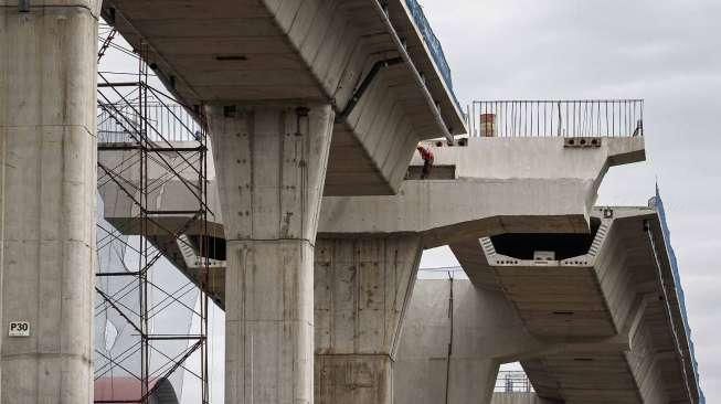 Sejumlah pekerja menyelesaikan proyek jalan layang Transjakarta Koridor XIII jalur Tendean-Blok M-Ciledug di Jalan Trunojoyo, Jakarta, Selasa (31/5/2016). [Suara.com/Kurniawan Mas'ud]