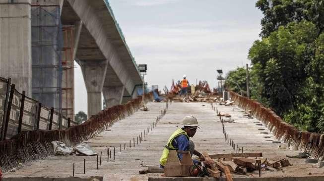 Sejumlah pekerja menyelesaikan proyek jalan layang Transjakarta Koridor XIII jalur Tendean-Blok M-Ciledug di Jalan Trunojoyo, Jakarta, Selasa (31/5/2016). [Suara.com/Kurniawan Mas'ud]