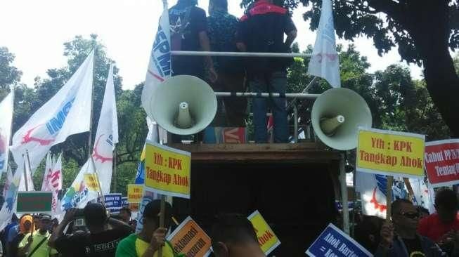 Buruh Gregetan, Demo di Balai Kota untuk Minta KPK Tangkap Ahok