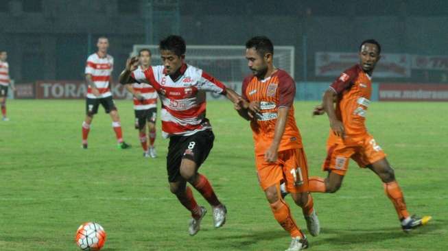 Kapten Pusamania Borneo FC, Ponaryo Astaman (kedua dari kanan), mencoba berebut bola dengan pemain Madura United, Bayu Gatra, saat kedua tim bertemu di TSC 2016, (20/5) [Antara/Saiful Bahri]