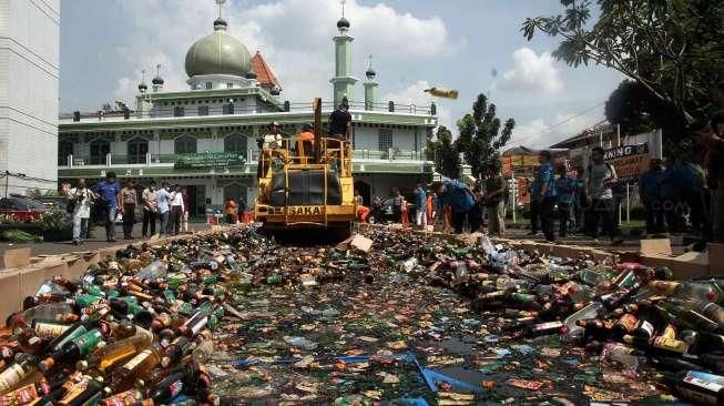 Pemusnahan miras tersebut dilakukan dalam rangka menyambut bulan suci Ramadan.