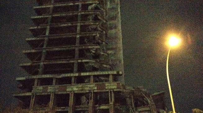 Gedung 17 Lantai Bintaro Roboh, Jalur Sekitar Ditutup Malam Ini