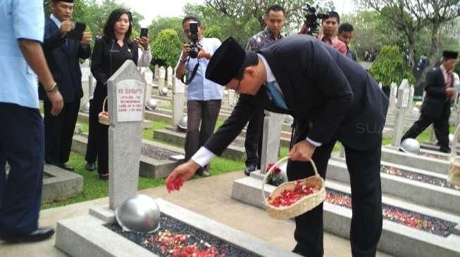 Ahok Ziarah ke Taman Makam Pahlawan Kalibata