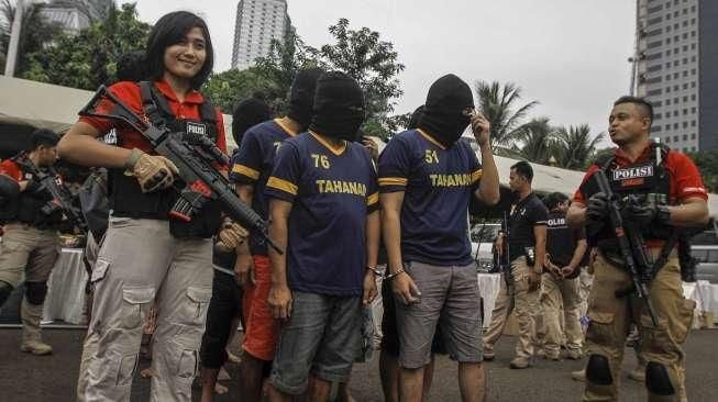 Polda Metro Jaya mengungkap sejumlah kasus hasil kejahatan di Jakarta dan sekitarnya selama dua pekan Operasi Pekat Jaya, di Jakarta, Jumat (3/6/2016). [Suara.com/Kurniawan Mas'ud]