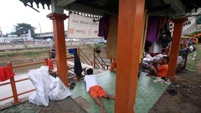 Kondisi dan suasana di halte waterway Karet, Jakarta, Jumat (3/6/2016). [Suara.com/Oke Atmaja]