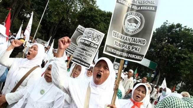 Massa dari Gerakan Bela Negara bersama Forum Umat Islam (FUI) melakukan aksi unjuk rasa di depan Istana Merdeka, Jakarta, Jumat (3/6/2016). [Suara.com/Oke Atmaja]