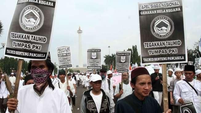 Massa dari Gerakan Bela Negara bersama Forum Umat Islam (FUI) melakukan aksi unjuk rasa di depan Istana Merdeka, Jakarta, Jumat (3/6/2016). [Suara.com/Oke Atmaja]