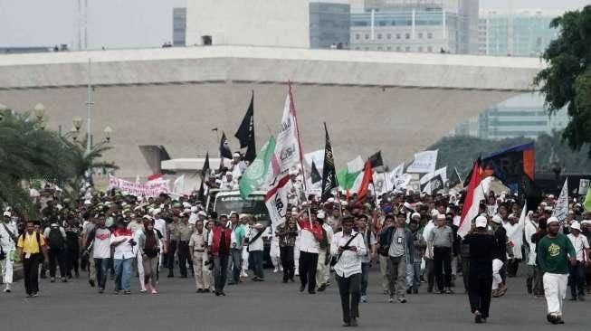 Massa dari Gerakan Bela Negara bersama Forum Umat Islam (FUI) melakukan aksi unjuk rasa di depan Istana Merdeka, Jakarta, Jumat (3/6/2016). [Suara.com/Oke Atmaja]