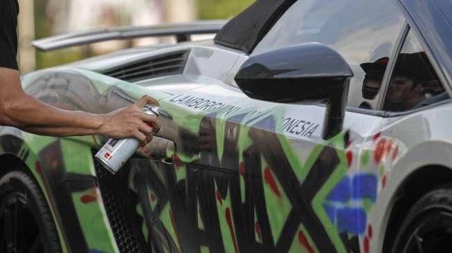 Aksi drifting dan mural Lamborghini dalam kegiatan bertajuk 