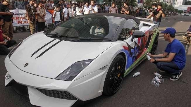 Aksi drifting dan mural Lamborghini dalam kegiatan bertajuk 