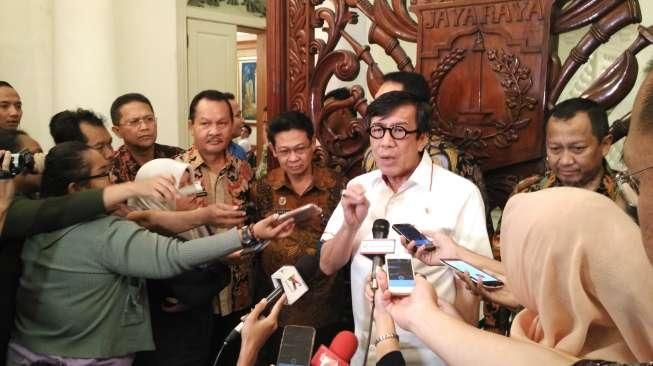 Ahok Diskusikan Keinginan Yasonna Soal Bikin Paspor Dipercepat