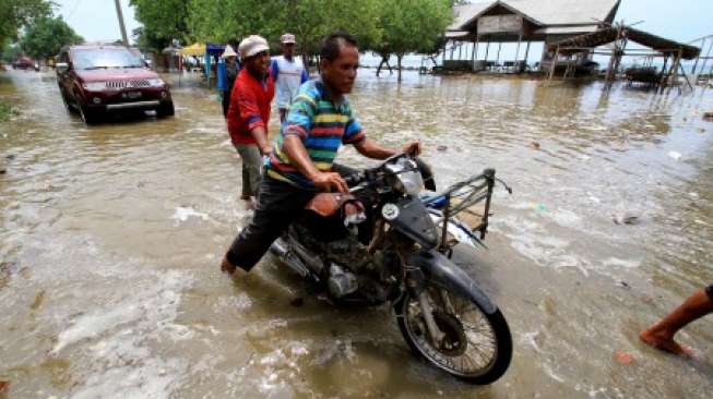 Puluhan Rumah di Pesisir Selatan Terendam Banjir Rob