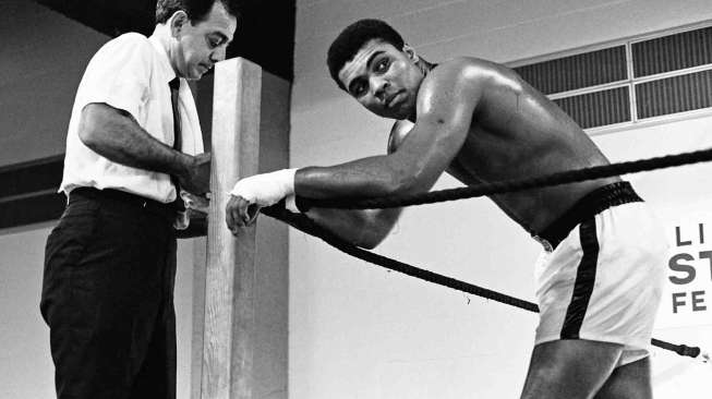 Ali didiagnosis penyakit parkinson pada tahun 1984 di usia 42 tahun. 