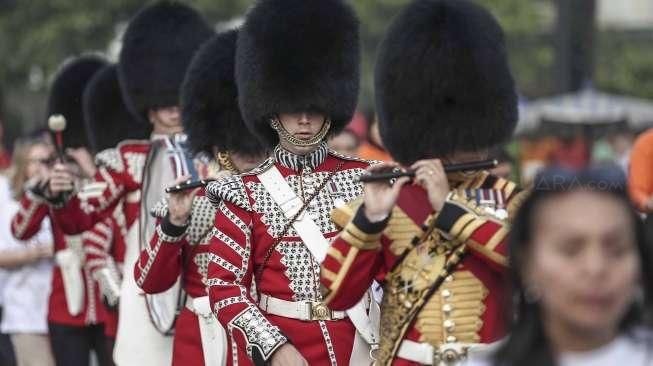 Pengawal Kerajaan Inggris Jatuh Pingsan di Perayaan Ultah Ratu