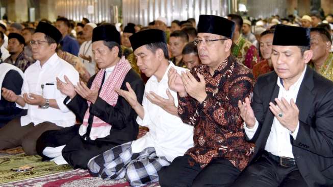 Jokowi Salat Jumat di Masjid Jami Ilir Nias