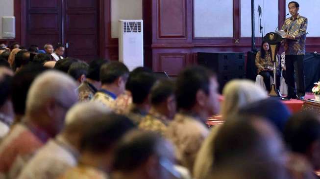 Meminta seluruh pejabat pemerintah fokus pada peningkatan kinerja dan efisiensi anggaran.