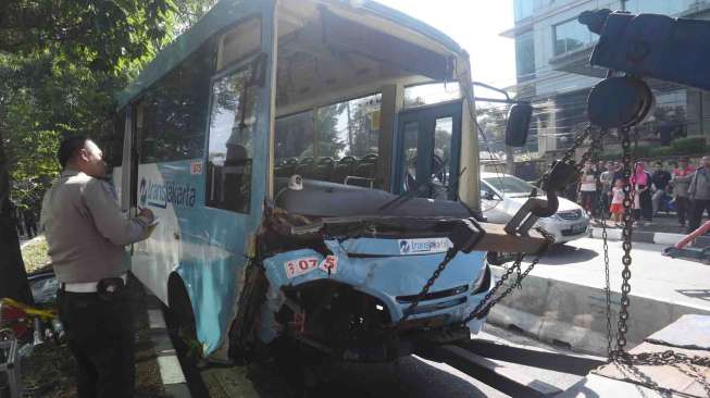 Transjakarta Tabrak Pembatas